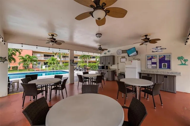 $165,000 | 5300 Washington Street, Unit U405, Hollywood, FL 33021