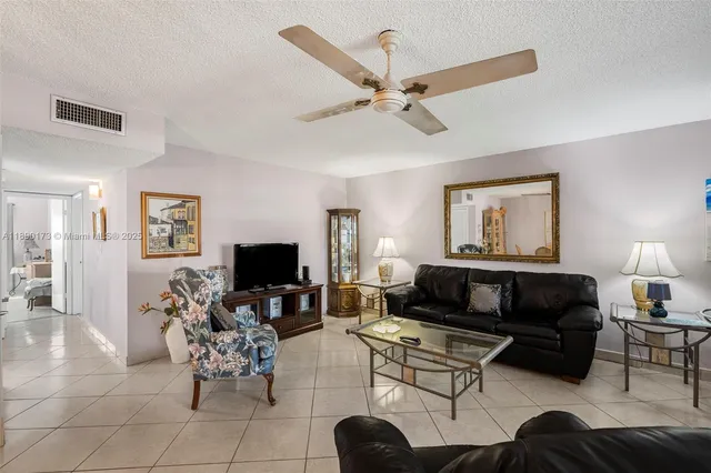 $165,000 | 5300 Washington Street, Unit U405, Hollywood, FL 33021