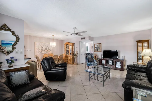 $165,000 | 5300 Washington Street, Unit U405, Hollywood, FL 33021