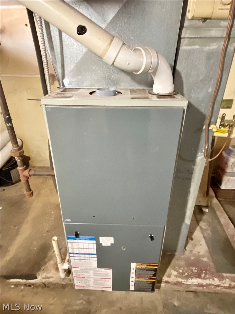 6069 Palmyra Road Warren, OH 44481 - Photo 10 of 10 Gas furnace.
