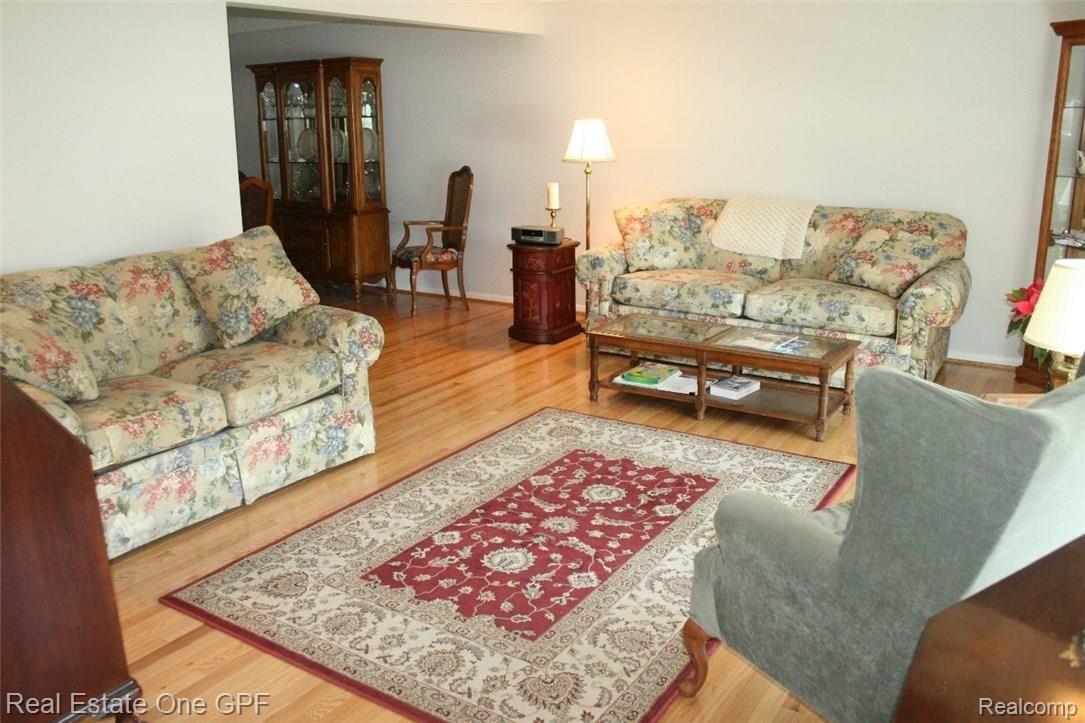 1992 Prestwick Road Grosse Pointe, MI 48236 - Photo 3 of 27 3 IMG_3039.JPG