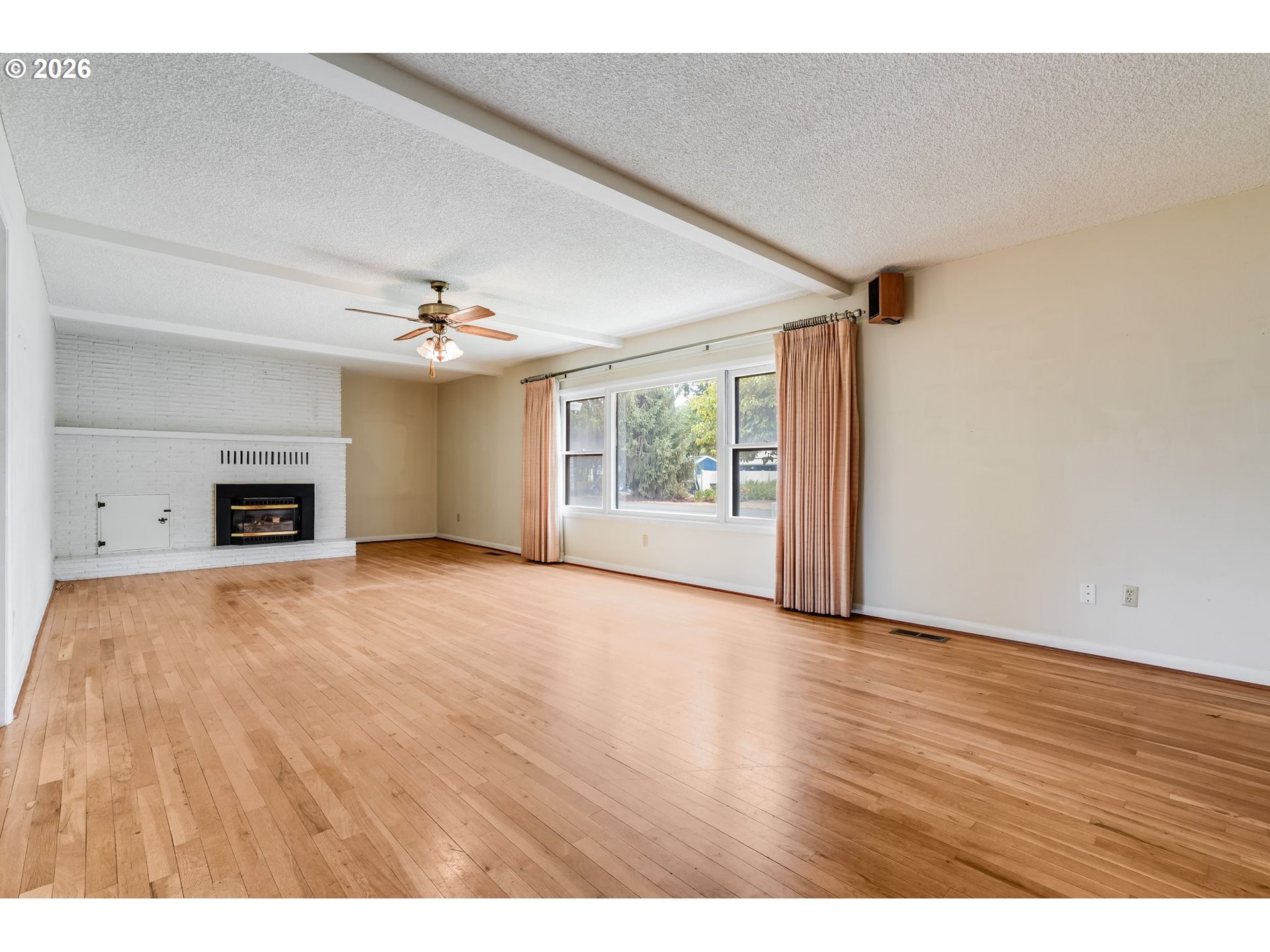 2537 B Street Hubbard, OR 97032 - Photo 14 of 43 Living Room