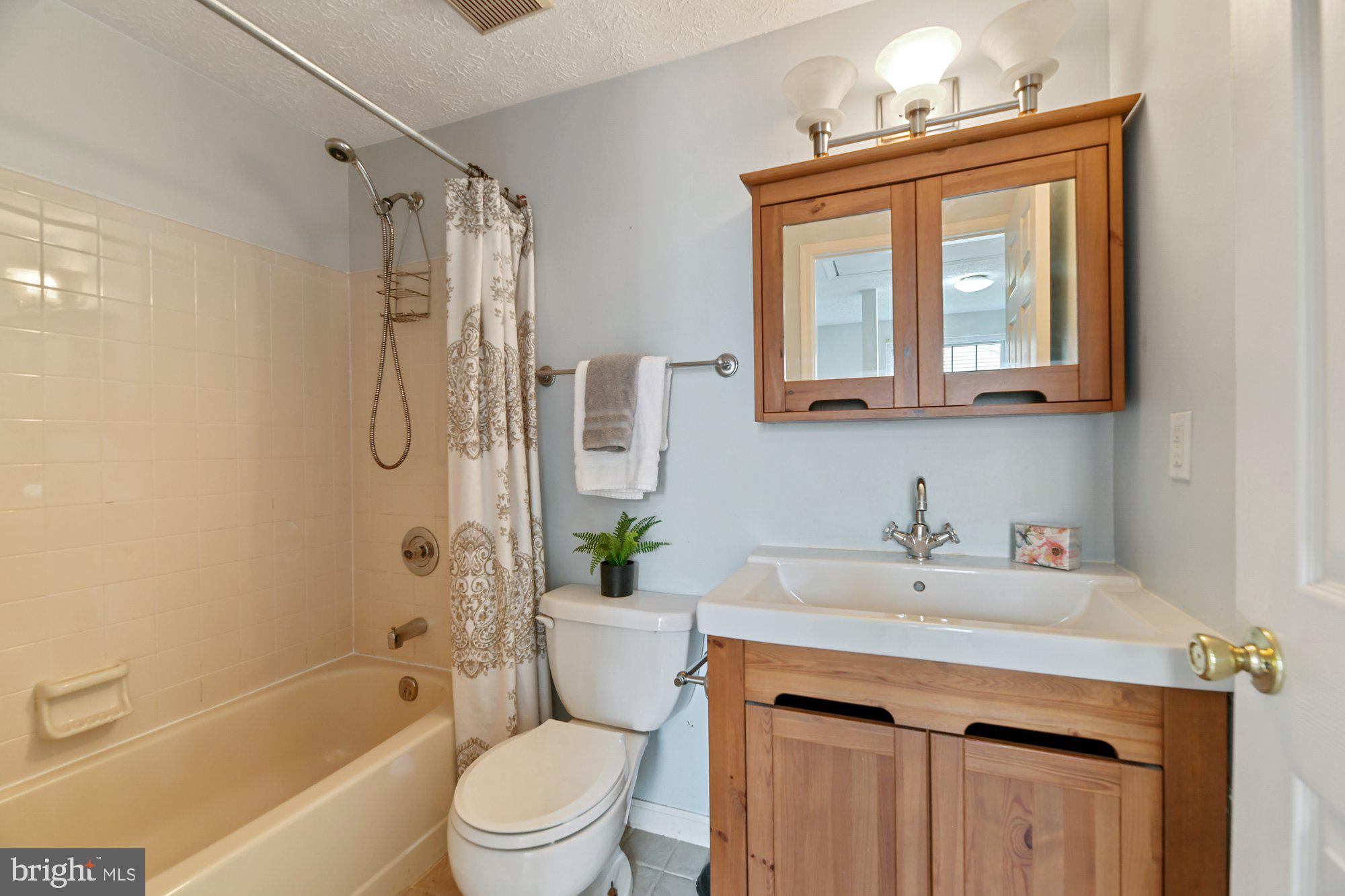 21 Hyacinth Road Baltimore, MD 21234 - Photo 25 of 41 Hall Bath