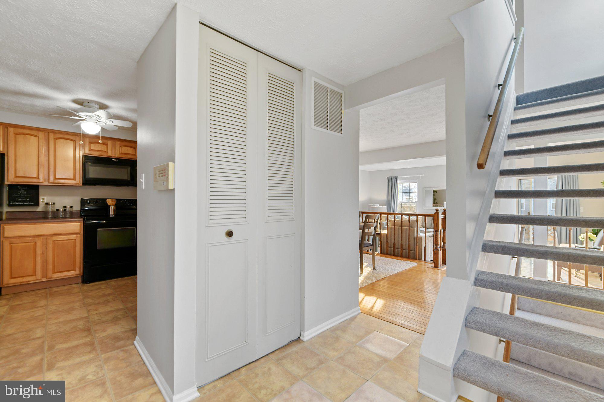 21 Hyacinth Road Baltimore, MD 21234 - Photo 4 of 41 Entry Foyer