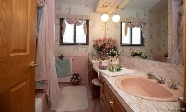 $2,500 | 28418 Walker Avenue, Warren, MI 48092