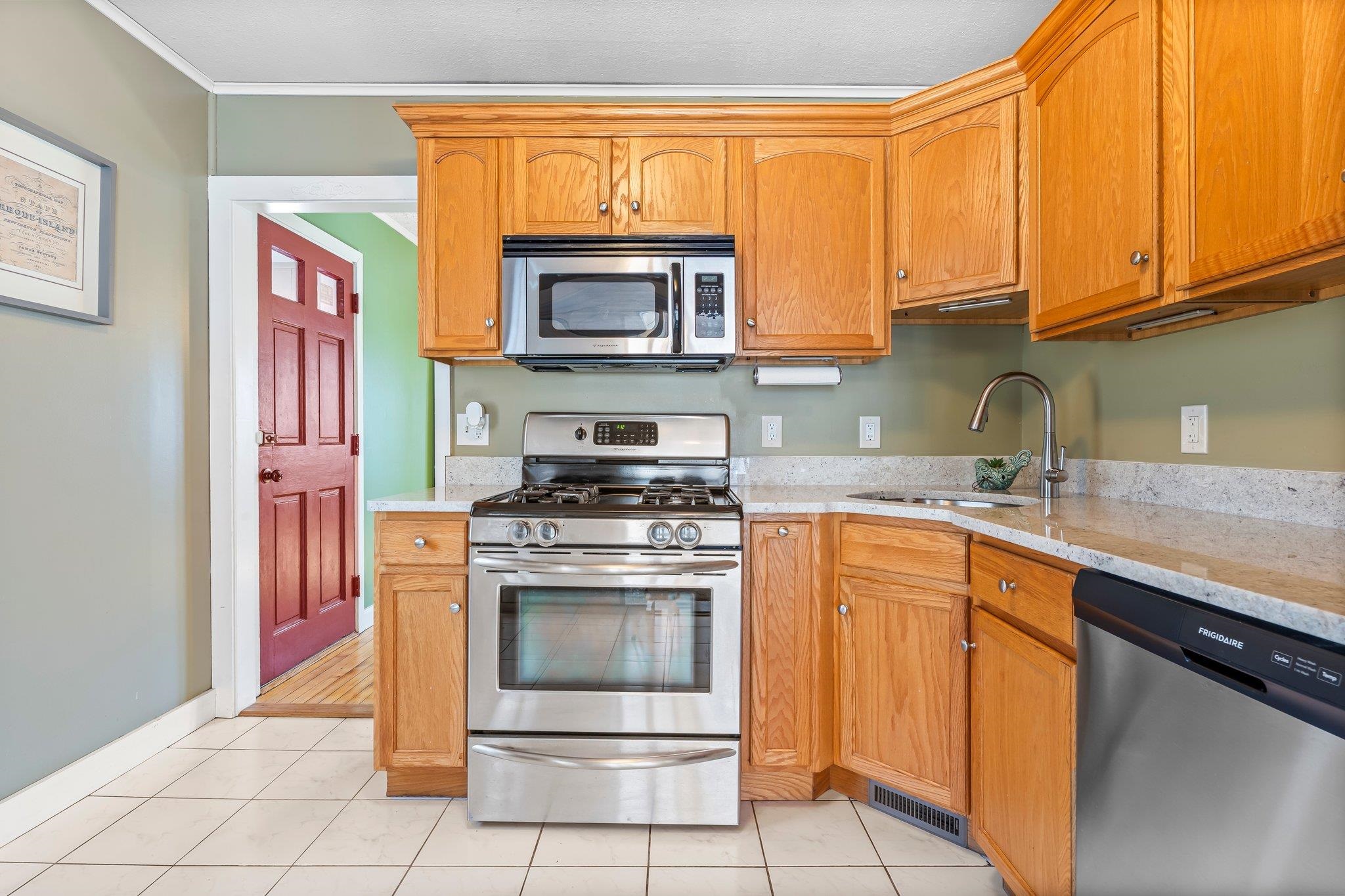 98 Gabrielle Street Manchester, NH 03103 - Photo 11 of 36 Gallery Image 11