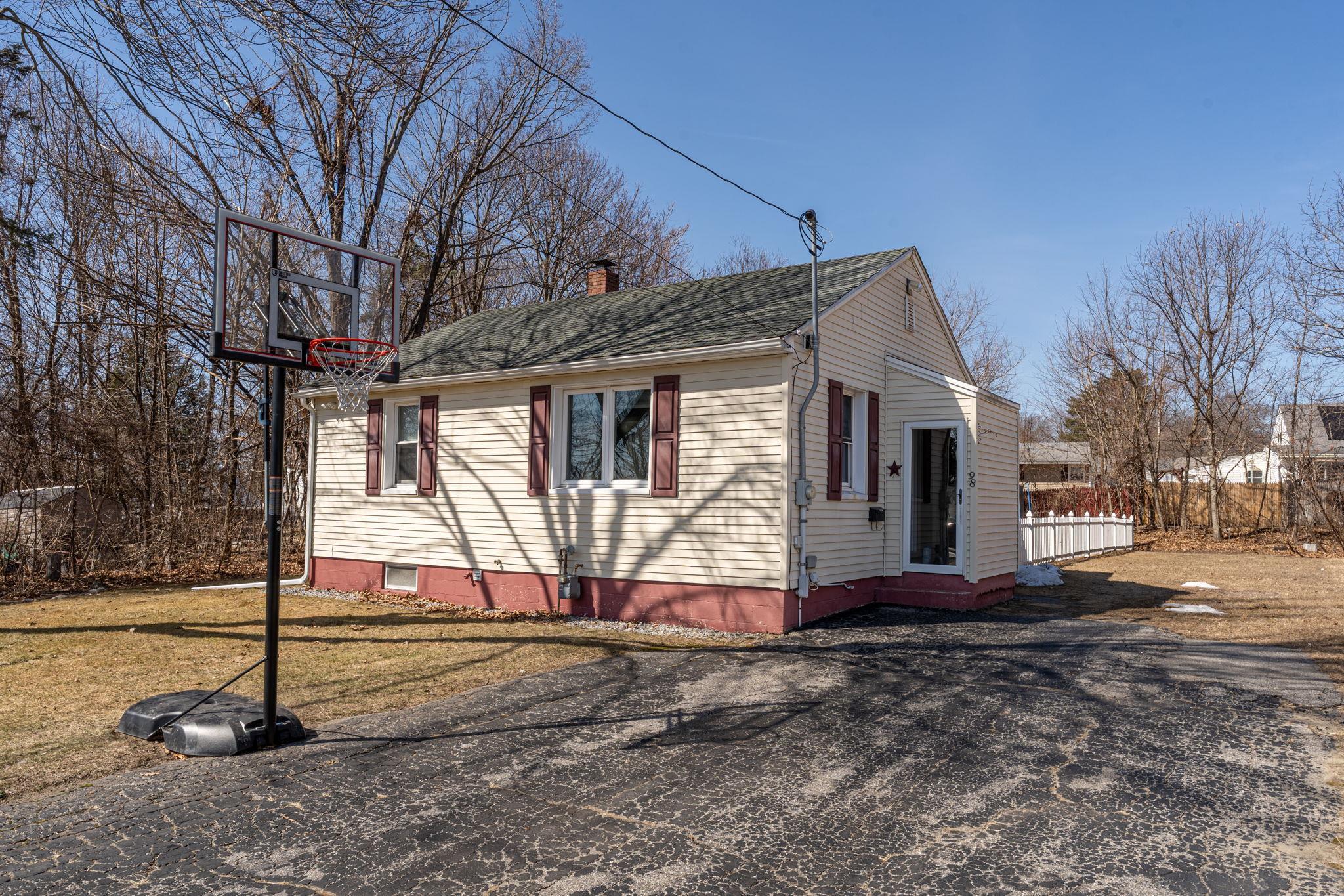 98 Gabrielle Street Manchester, NH 03103 - Photo 3 of 36 Gallery Image 3