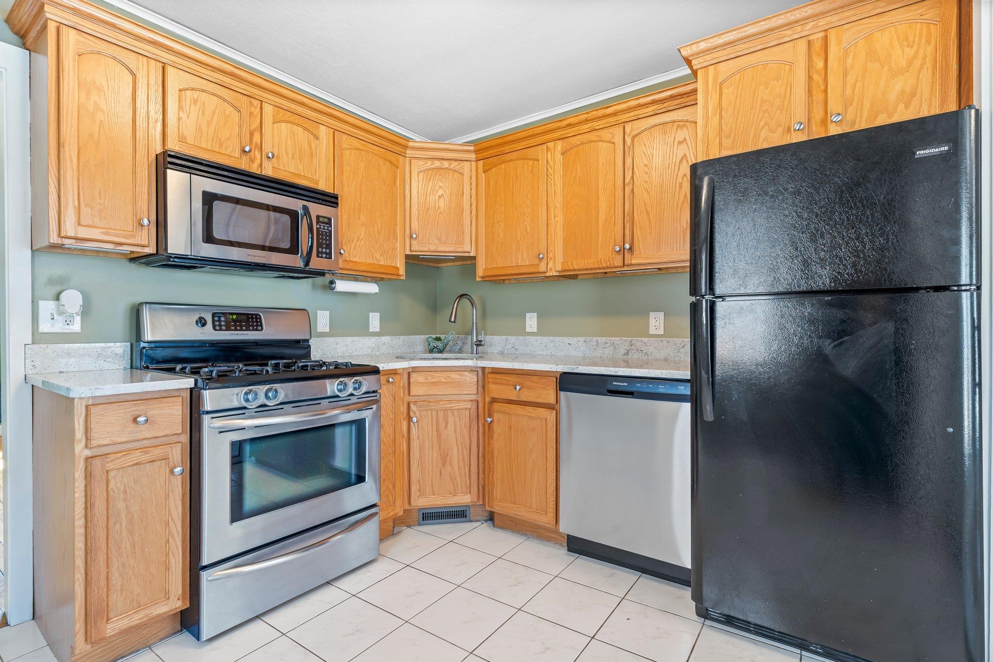 98 Gabrielle Street Manchester, NH 03103 - Photo 5 of 36 Gallery Image 5