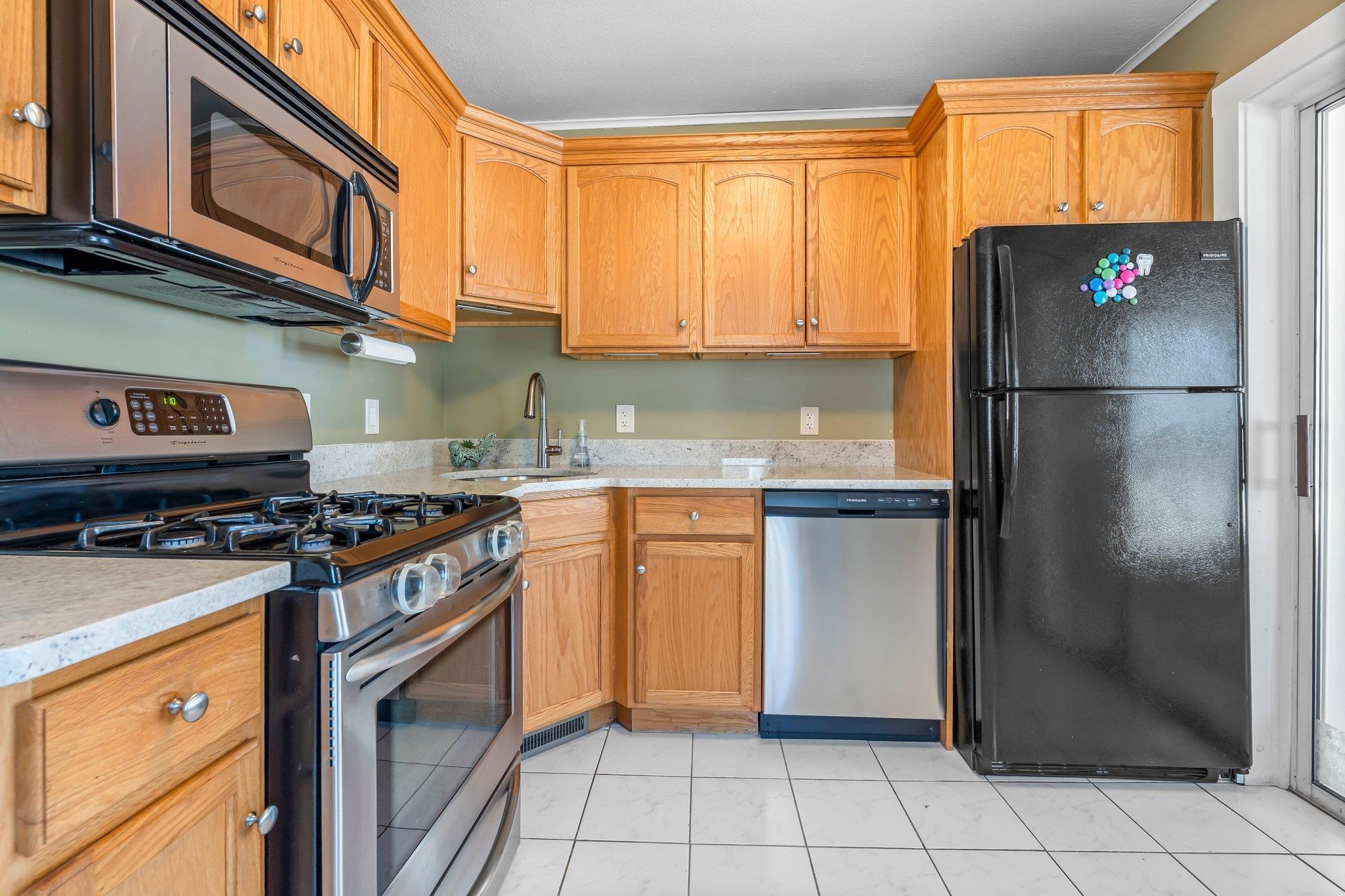 98 Gabrielle Street Manchester, NH 03103 - Photo 6 of 36 Gallery Image 6