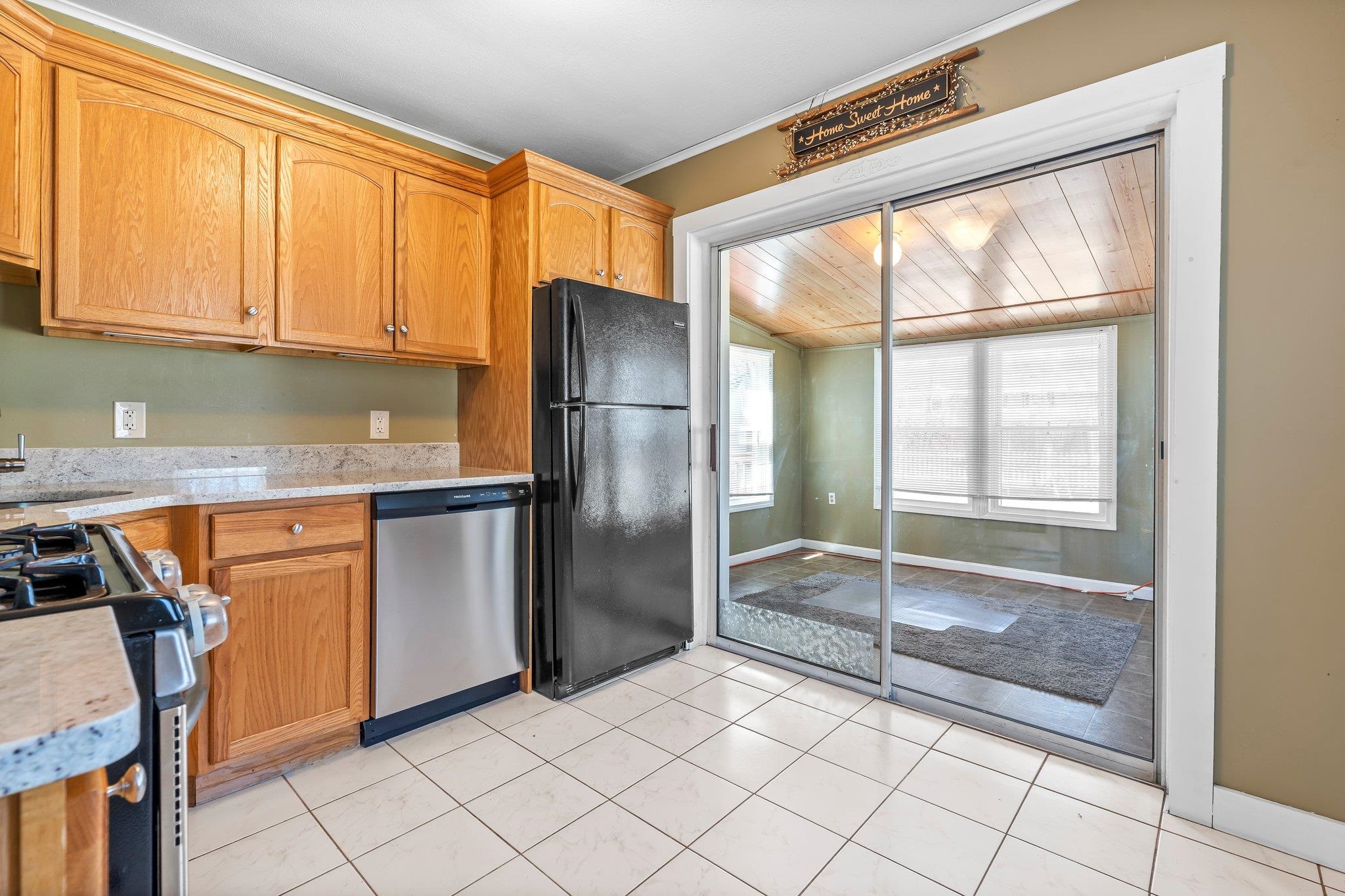 98 Gabrielle Street Manchester, NH 03103 - Photo 7 of 36 Gallery Image 7