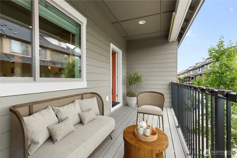 $1,225,000 | 1429 8th Avenue Northeast, Unit 8, Issaquah, WA 98029