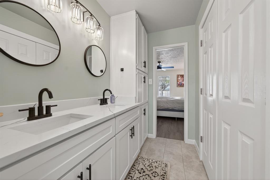 11474 Farm To Market 3094 Scurry, TX 75158 - Photo 18 of 40 a en suite bathroom with a double vanity sink and a mirror