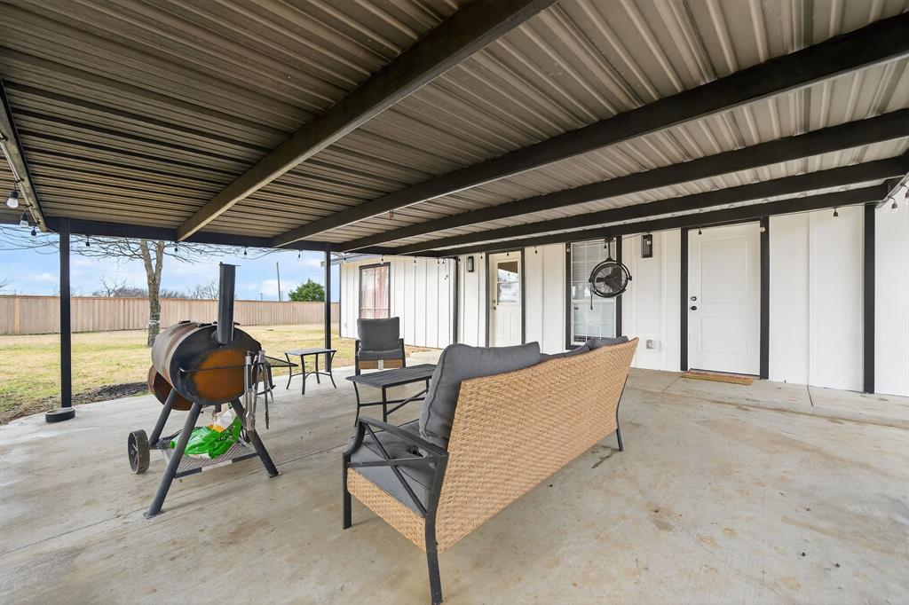 11474 Farm To Market 3094 Scurry, TX 75158 - Photo 26 of 40 a living room with furniture and a bathtub
