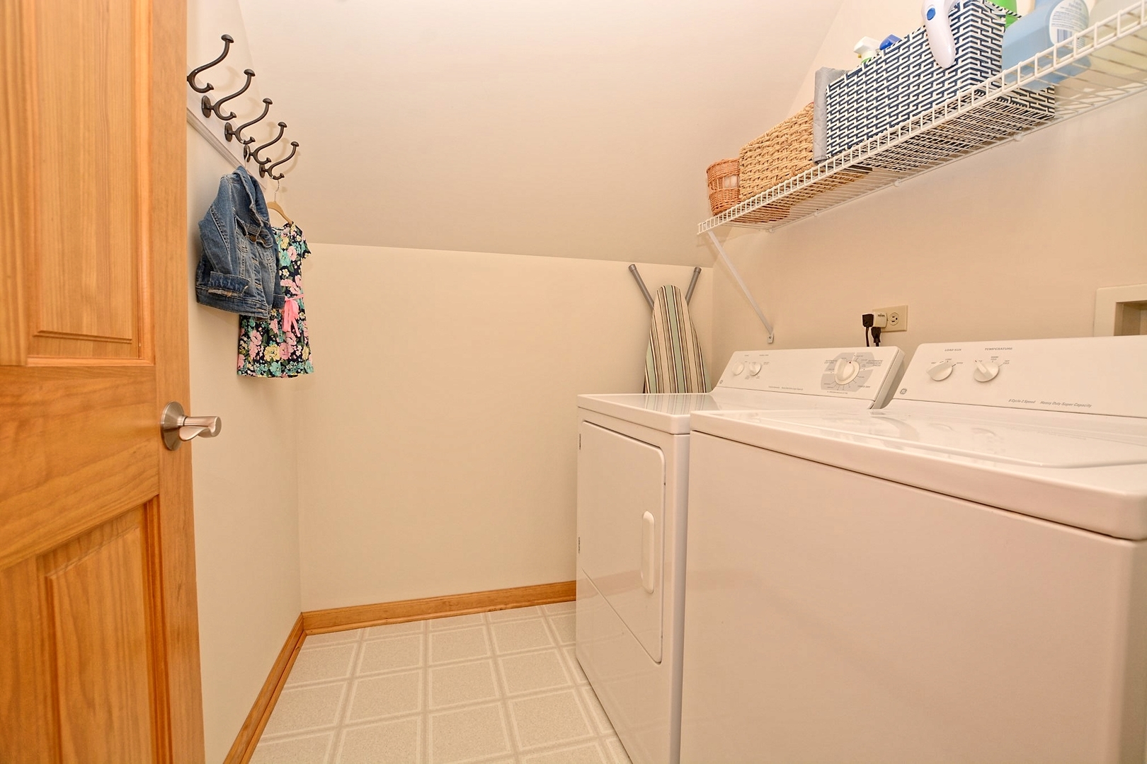 916 Merrill New Road Sugar Grove, IL 60554 - Photo 23 of 23 a utility room with dryer and washer
