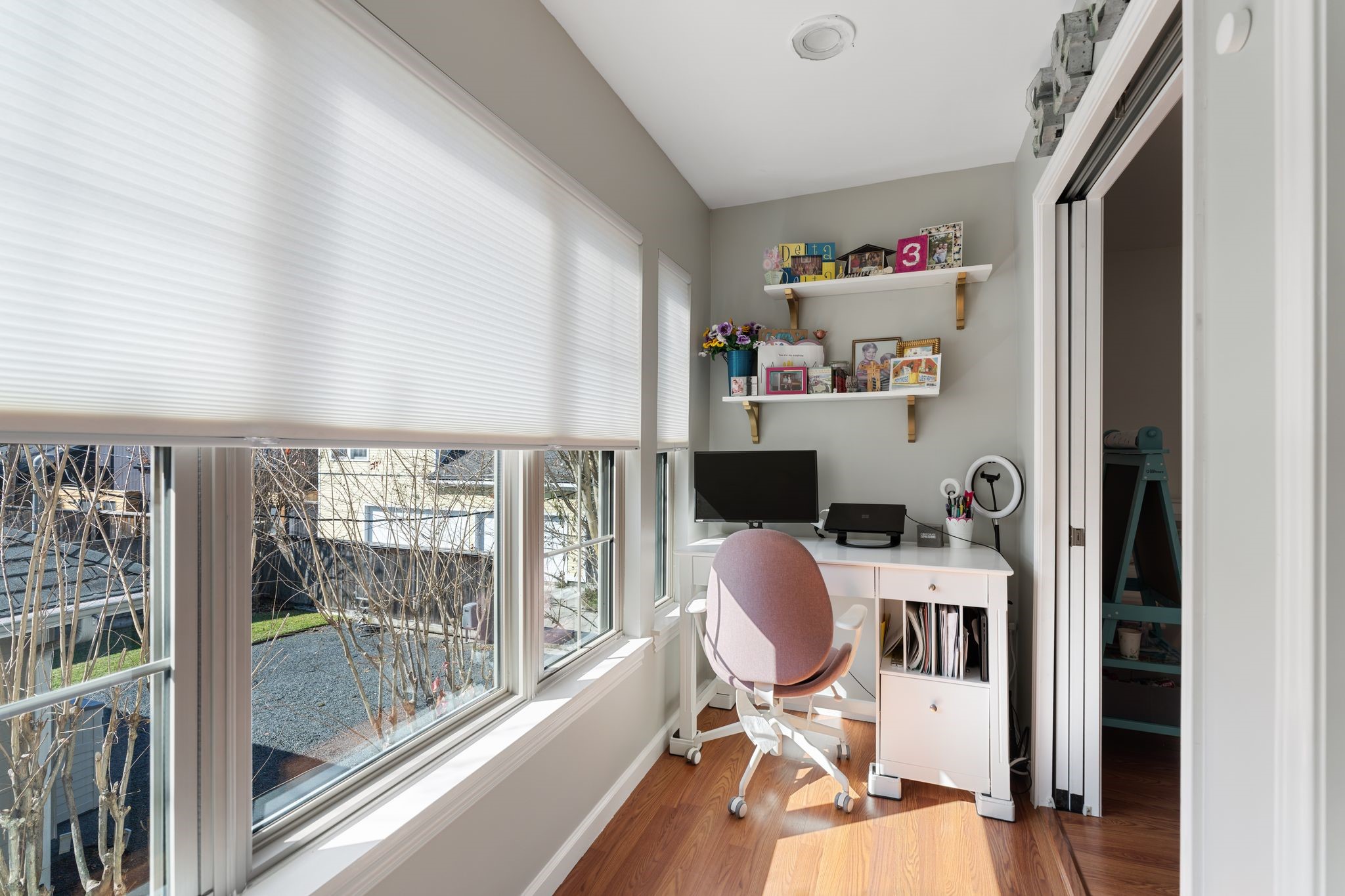 2612 Yupon Street Houston, TX 77006 - Photo 29 of 40 Private flex space offers endless possibilities including home office, reading room, fitness studio, or creative workspace with sliding doors for separation and privacy.