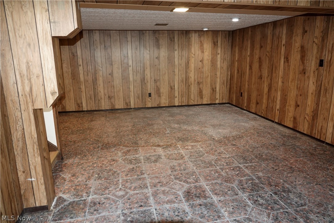 1661 Chelmsford Road Cleveland, OH 44124 - Photo 23 of 27