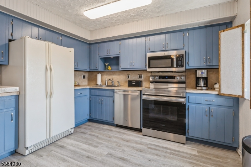 10 Pidgeon Hill Road Wantage, NJ 07461 - Photo 25 of 45 a kitchen with a refrigerator stove and microwave