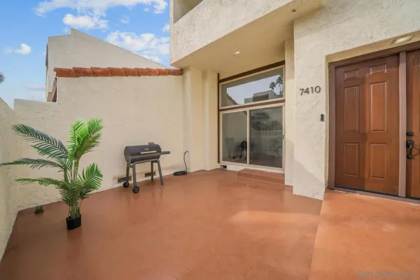 a view of a livingroom with a patio and a fountain