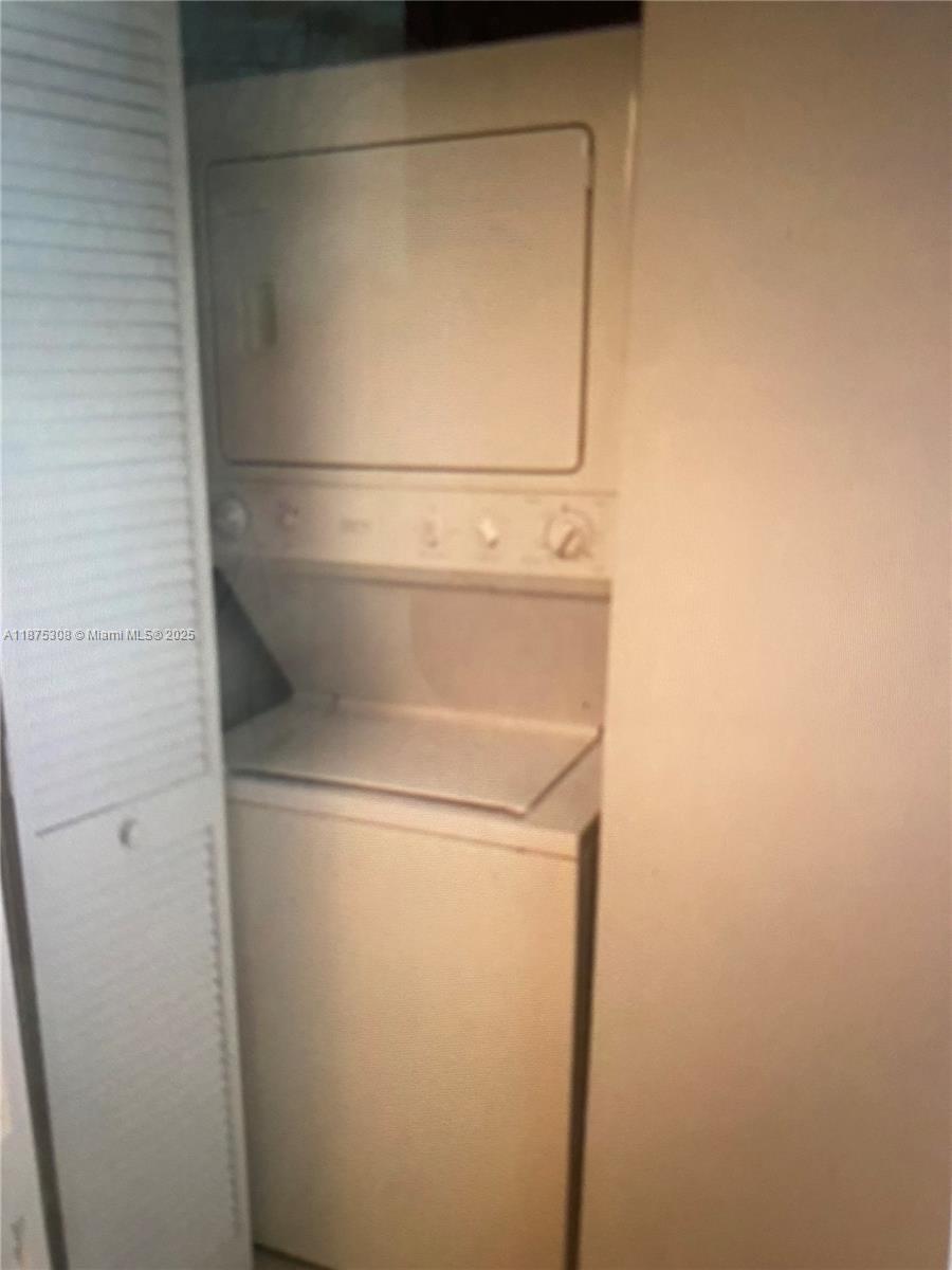 41 Southeast 5th Street, Unit 1604 Miami, FL 33131 - Photo 17 of 28