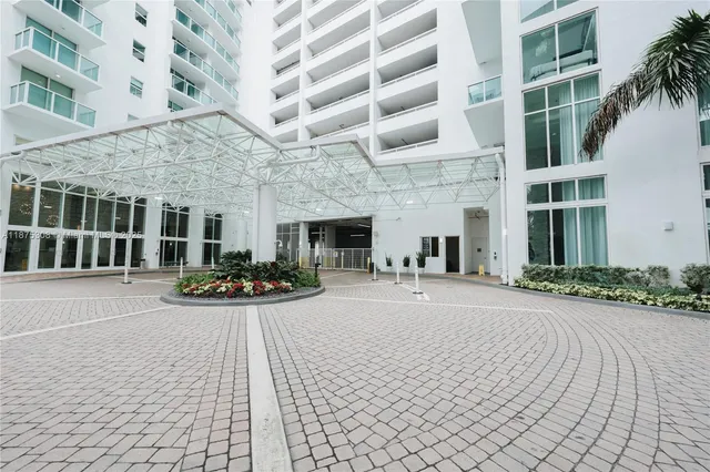 $3,000 | 41 Southeast 5th Street, Unit 1604, Miami, FL 33131