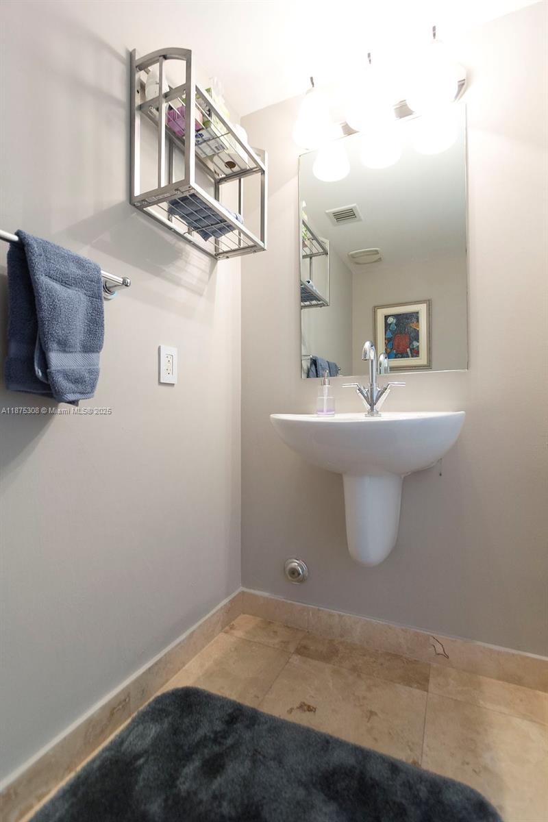 41 Southeast 5th Street, Unit 1604 Miami, FL 33131 - Photo 5 of 28 Half Bath (1st Floor)