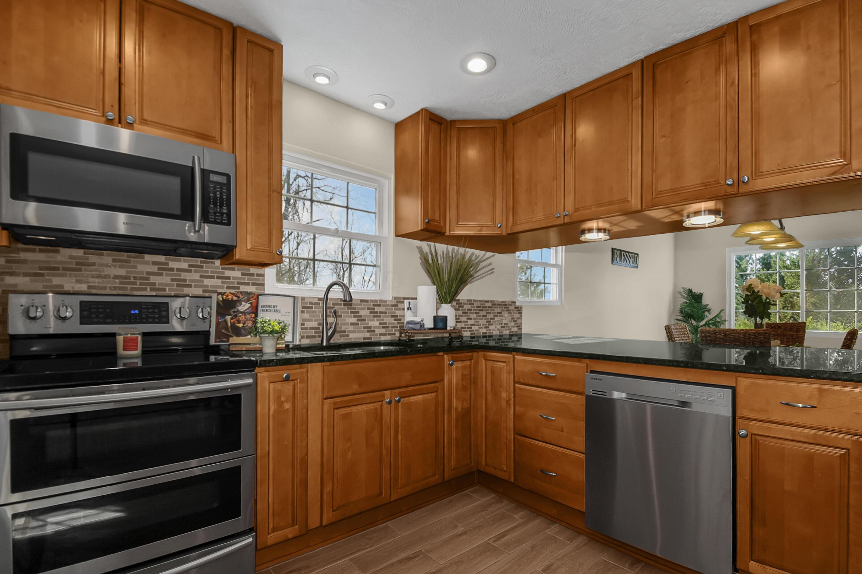 6200 Home Road Delaware, OH 43015 - Photo 9 of 36 Kitchen w/Stainless Steel Appliances