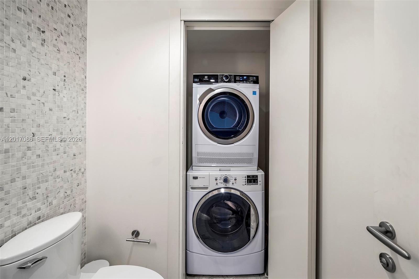 200 Biscayne Blvd Way, Unit 4308 Miami, FL 33131 - Photo 11 of 31 a utility room with dryer and washer