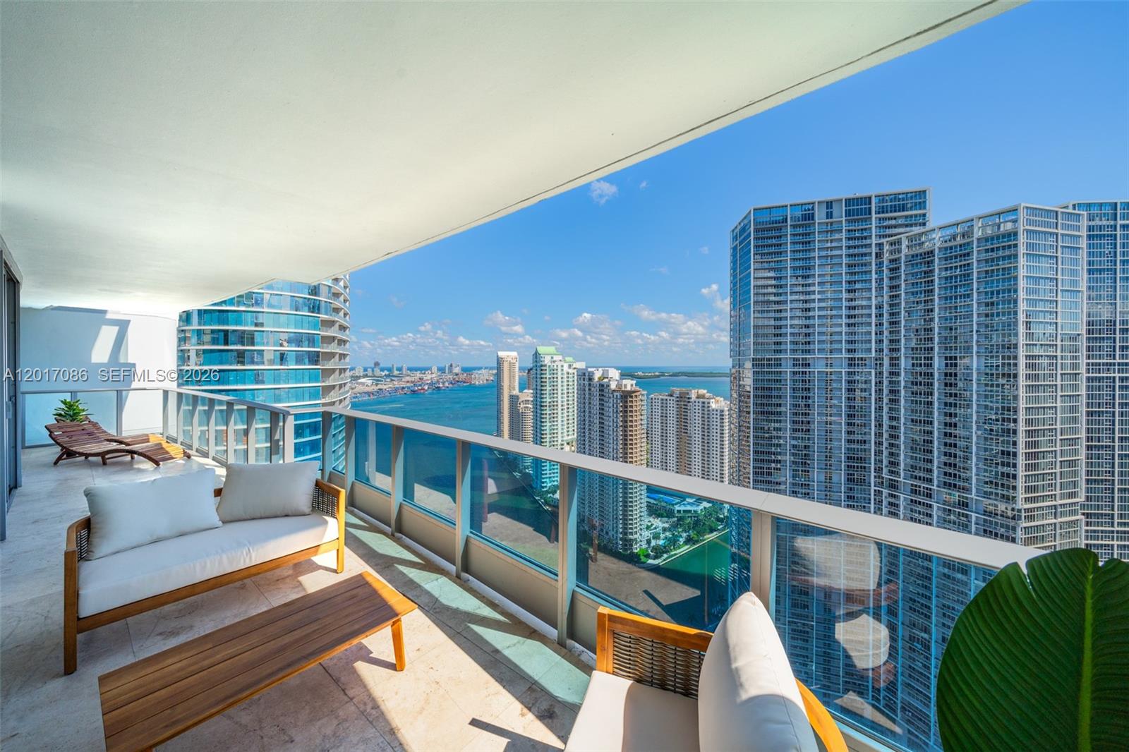 200 Biscayne Blvd Way, Unit 4308 Miami, FL 33131 - Photo 25 of 31 a balcony with city view