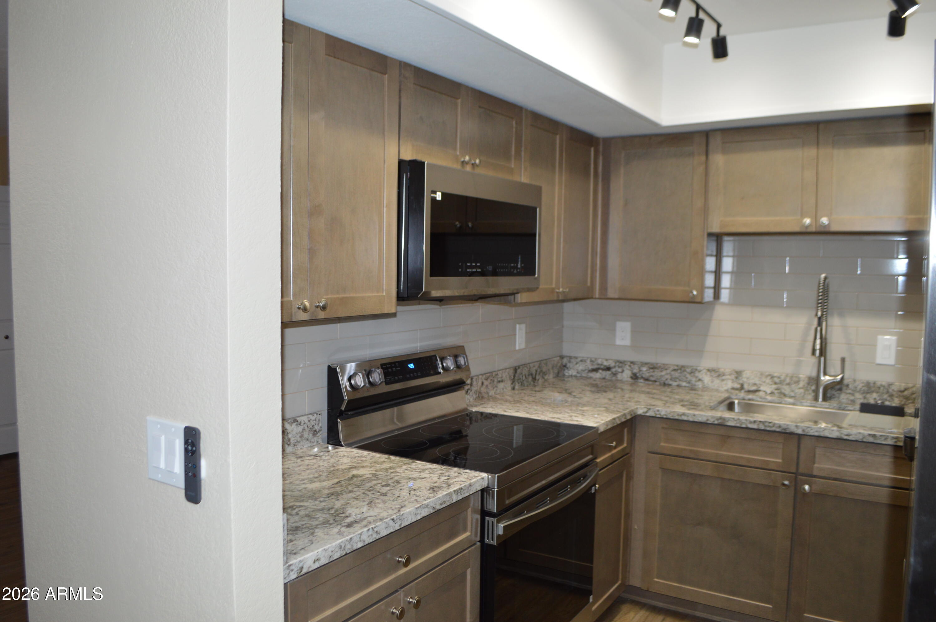 1340 North Recker Road, Unit 337 Mesa, AZ 85205 - Photo 4 of 11 stove