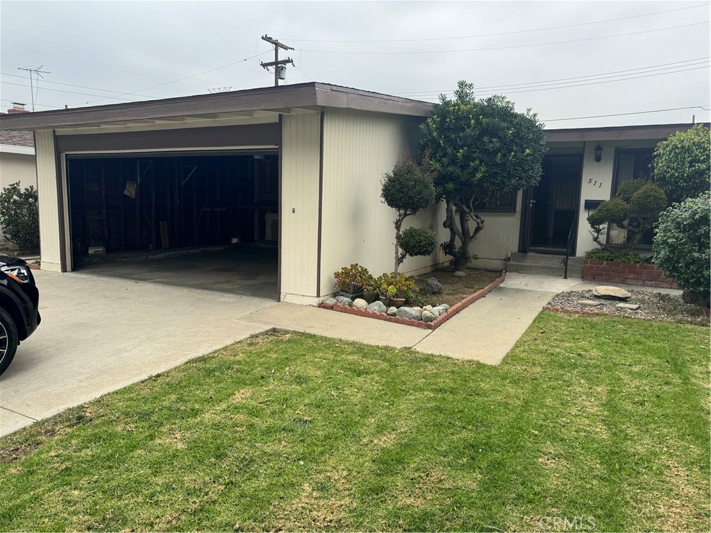 511 West 170th Street Gardena, CA 90248 - Photo 10 of 11 a view of front door and a yard
