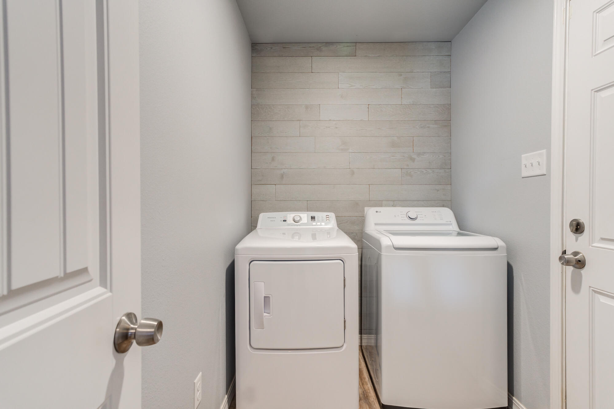 8801 15th Street Lubbock, TX 79416 - Photo 32 of 32 a utility room with dryer and washer