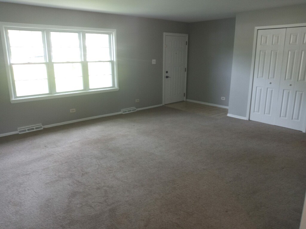 S528 Finley Road Lombard, IL 60148 - Photo 3 of 28 an empty room with a window