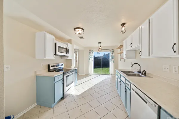 $1,645 | 11126 Acuff, San Antonio, TX 78254