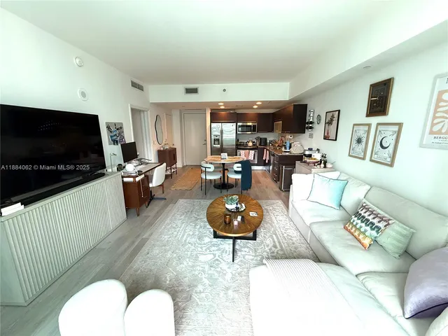 $3,200 | 950 Brickell Bay Drive, Unit 1609, Miami, FL 33131