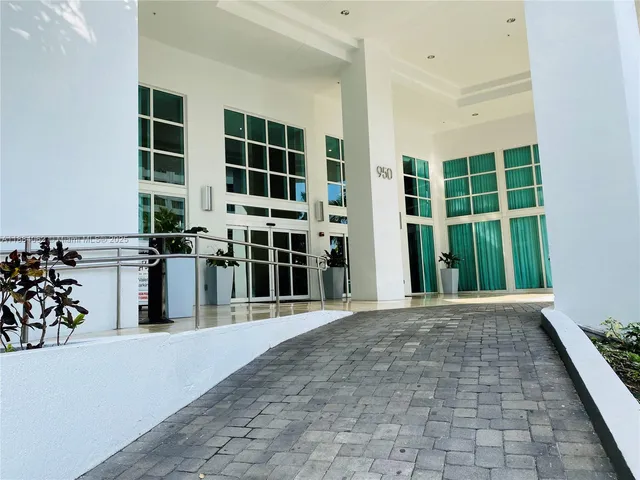 $3,200 | 950 Brickell Bay Drive, Unit 1609, Miami, FL 33131
