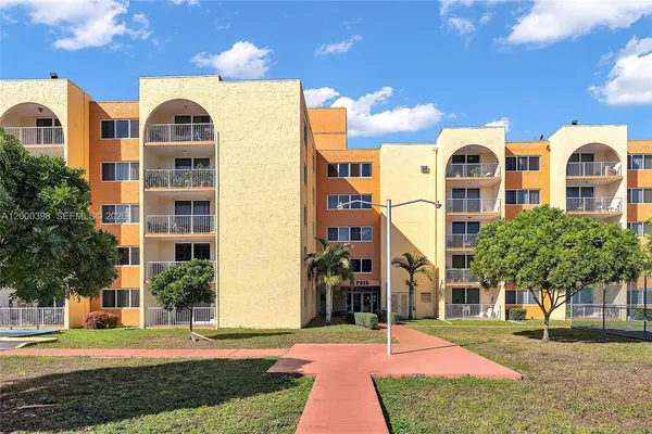 $2,200 | 7010 Northwest 186th Street, Unit 5410, Hialeah, FL 33015