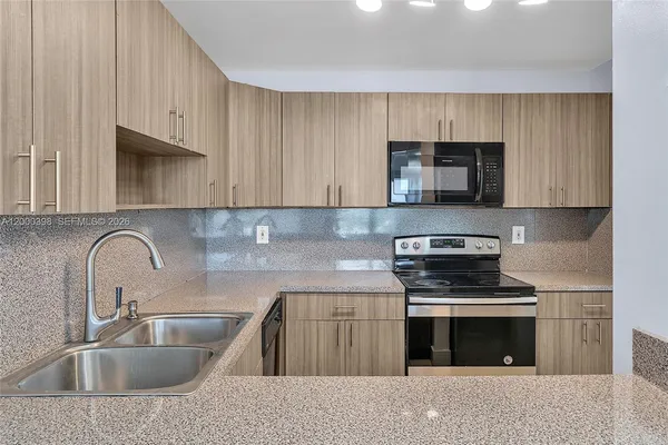 $2,200 | 7010 Northwest 186th Street, Unit 5410, Hialeah, FL 33015