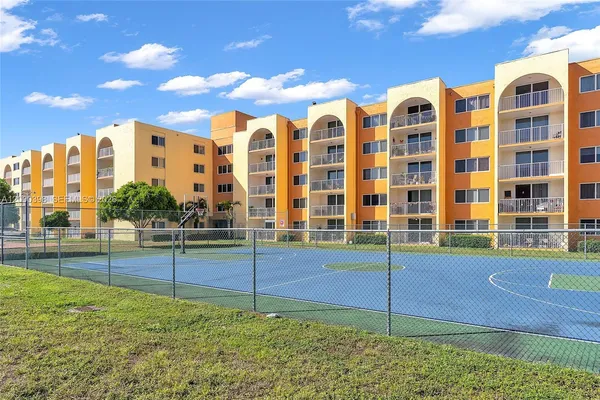 $2,200 | 7010 Northwest 186th Street, Unit 5410, Hialeah, FL 33015