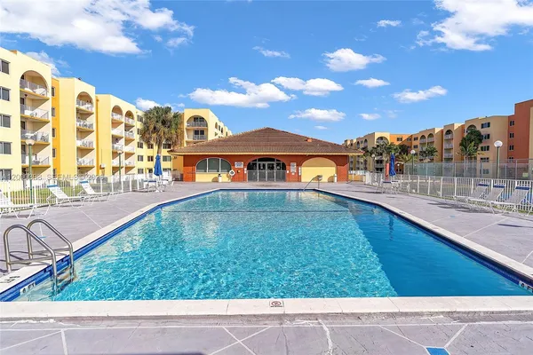 $2,200 | 7010 Northwest 186th Street, Unit 5410, Hialeah, FL 33015