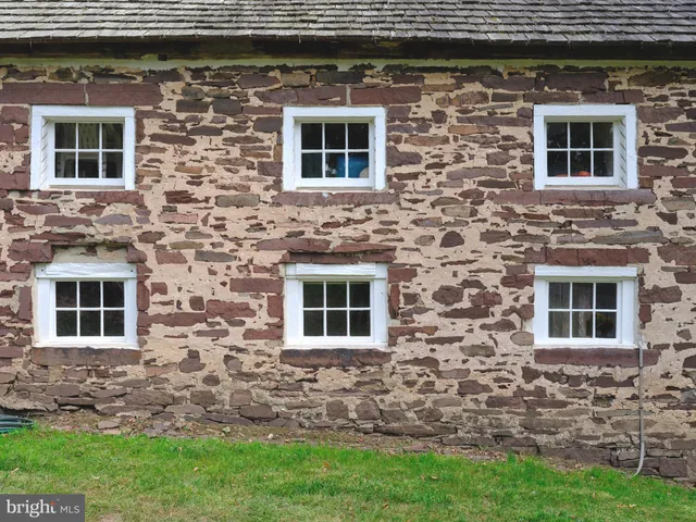 a view of an entryway with workspace