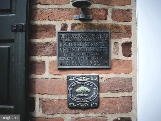 a view of a house with backyard and garden