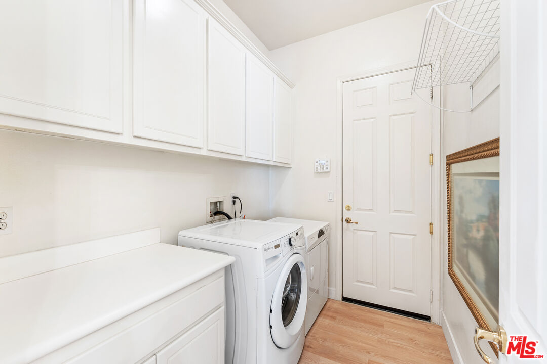 65 Shoreline Drive Rancho Mirage, CA 92270 - Photo 18 of 37 a utility room with dryer and washer