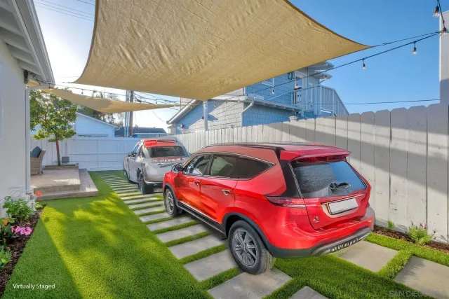 a view of a backyard