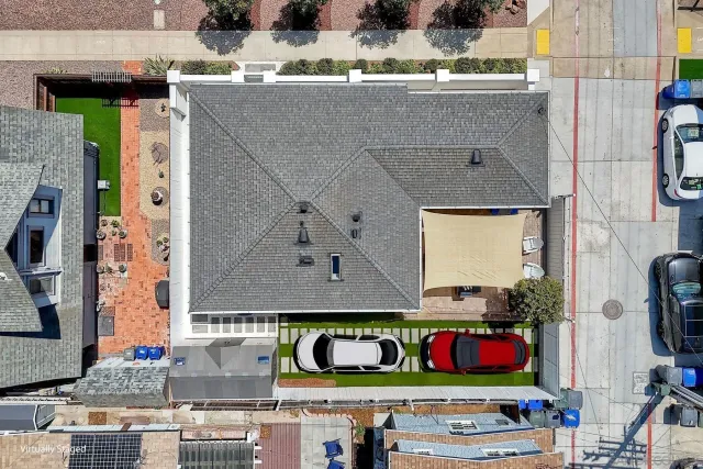 a view of a house with backyard and a area