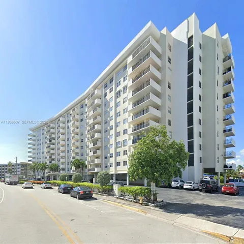 $3,000 | 401 Golden Isles Drive, Unit 1114, Hallandale Beach, FL 33009