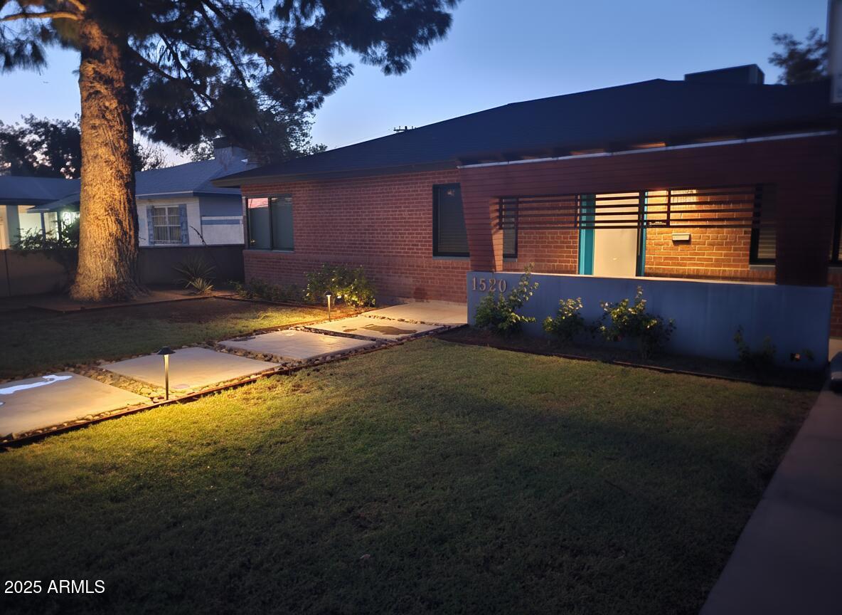 1520 West Berridge Lane Phoenix, AZ 85015 - Photo 5 of 46 a backyard of a house