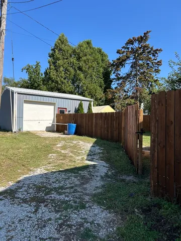 a view of a back yard