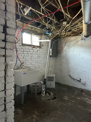 a view of a house with backyard and furniture