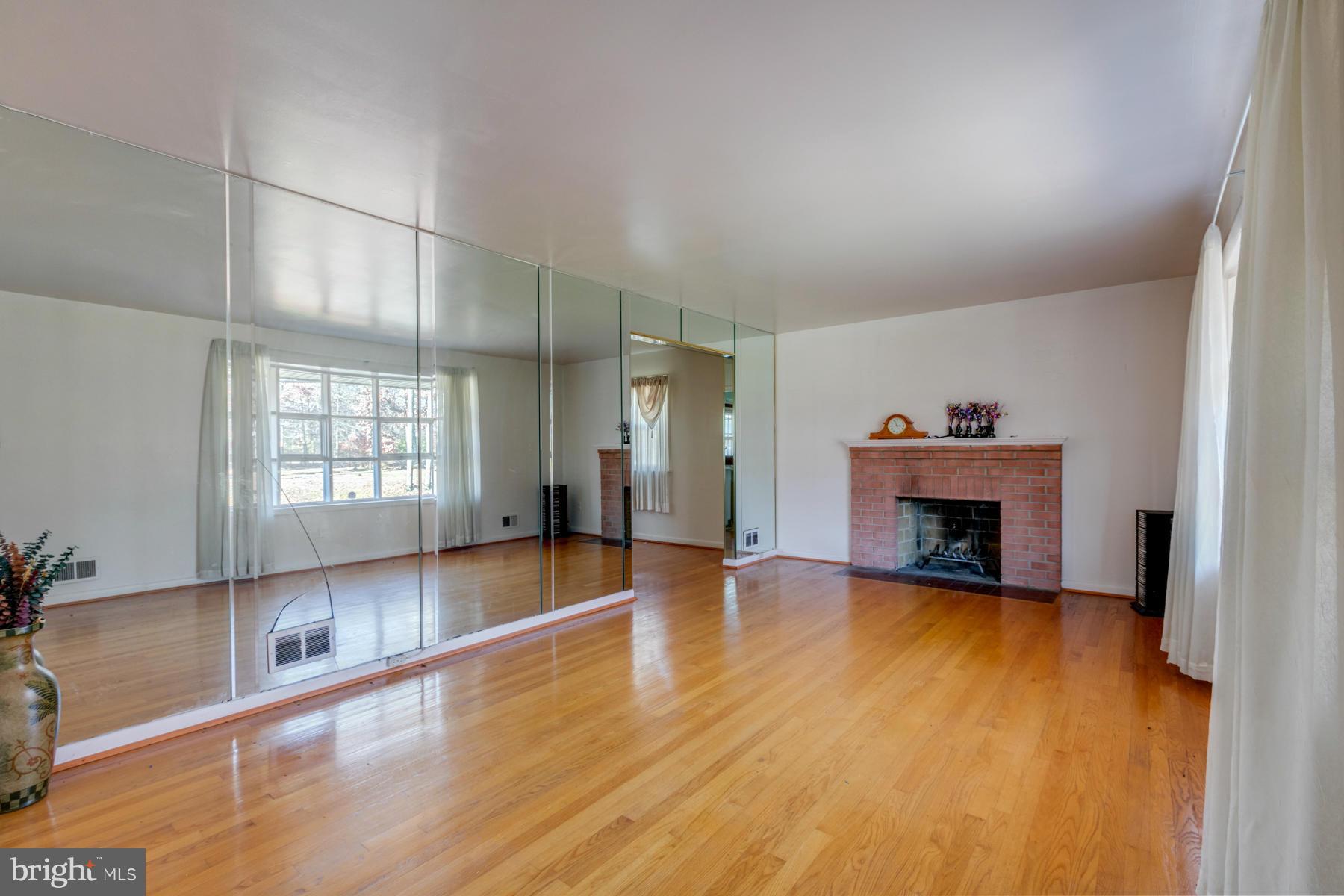 5111 Wheeler Road Oxon Hill, MD 20745 - Photo 21 of 30 Living Room