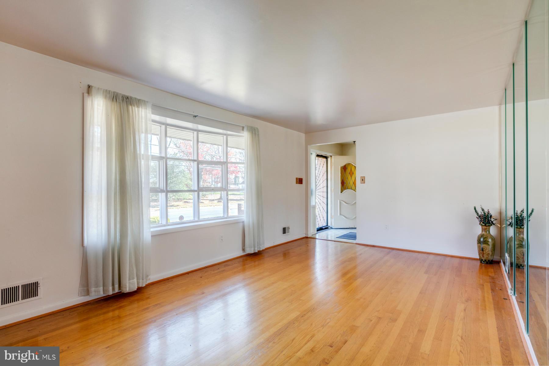 5111 Wheeler Road Oxon Hill, MD 20745 - Photo 23 of 30 Living Room